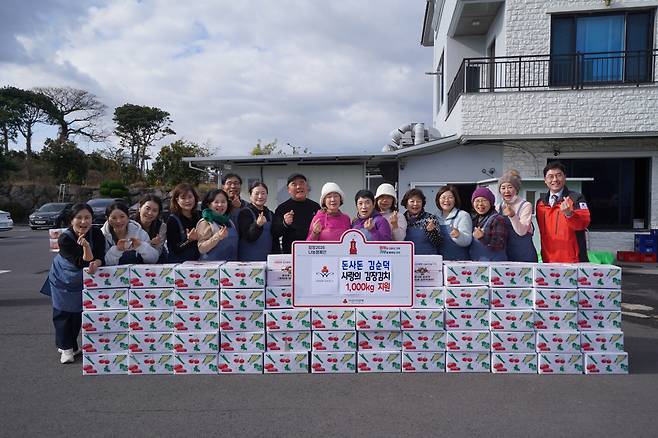 김순덕 돈사돈 대표가 최근 제주사회복지공동모금회에 김장김치 1000kg을 기탁했다.