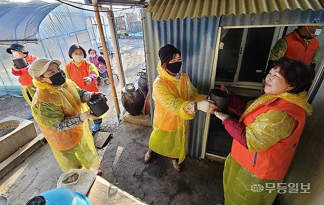 19일 오후 광주 광산구 삼도동 한 주택에서 (사)광산구자원봉사센터 법인 임원 및 직원 20여명이 연탄 나눔 봉사를 펼치고 있다. 강주비 기자