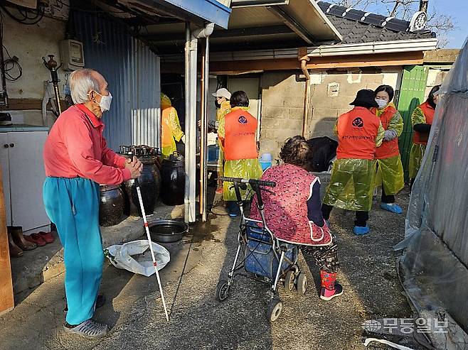 19일 오후 광주 광산구 삼도동 한 주택에서 (사)광산구자원봉사센터 법인 임원 및 직원 20여명이 연탄 나눔 봉사를 펼치고 있다. 강주비 기자
