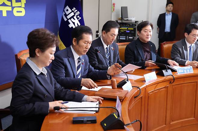더불어민주당 정청래 대표가 22일 서울 여의도 국회에서 열린 최고위원회의에서 의사봉을 두드리며 회의 시작을 알리고 있다. (사진=연합뉴스)
