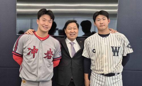 충암고 김건휘(왼쪽), 이만수(가운데) 헐크파운데이션 이사장, 휘문고 이희성이 제9회 이만수 포수홈런상 시상식에서 함께 기념촬영을 하고 있다. 사진=헐크파운데이션