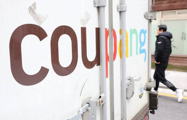 거리에 주차돼 있는 쿠팡 배달 차량. (사진=연합뉴스)