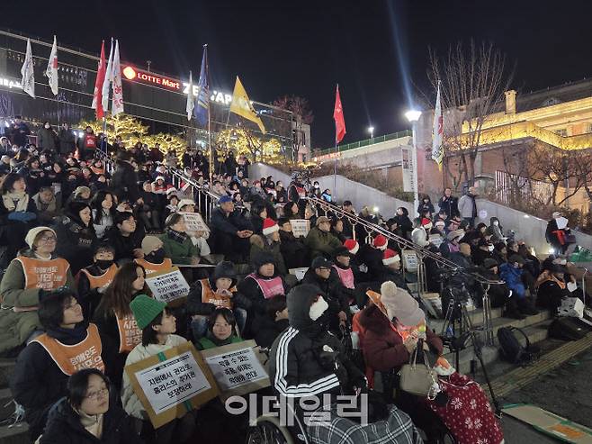 22일 오후 7시 서울 중구 서울역 광장에서 열린 ‘2025 홈리스 추모문화제’ 현장 모습 (사진=염정인 기자)