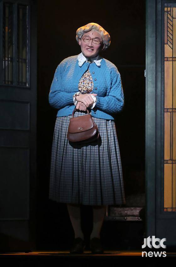 21일 오후 서울 송파구 샤롯데씨어터에서 뮤지컬 '미세스 다웃파이어' 프레스콜이 열렸다. 배우 황정민이 작품의 주요 장면을 선보이고 있다. 박세완 엔터뉴스팀 기자 park.sewan@jtbc.co.kr