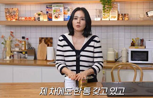한가인이 차에도 두고 먹는 최애 간식을 소개했다. 사진=한가인 유튜브 채널 캡처