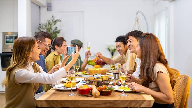 가족이 모여 식사를 즐기고 있다. 최근 일본 연구 결과를 보면 미식가는 타고나는 게 아니라 만들어지며, 맛에 대한 호불호와 섬세한 구별 능력은 '반복된 훈련과 기억의 축적' 과정을 거쳐 생긴다. 어릴 땐 싫어하다가 나이 들어 좋아하게 되는 음식들을 보면 이 연구 결과에 고개를 끄덕이게 된다. 그런 음식으로 삭힌 홍어, 에스프레소, 고르곤졸라 치즈 등을 꼽을 수 있다. 사진=게티이미지뱅크