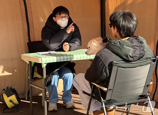 마포구 김성구 워너비동물병원 원장이 21일 난지한강공원 반려동물캠핑장에서 반려견 건강상담을 하고 있다(서울시수의사회 제공). ⓒ 뉴스1