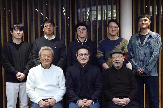 대한민국 연극계 원로배우 박근형(아래 왼쪽)과 신구(아래 오른쪽)의 기부로 조성된 ‘연극내일기금’을 통해 청년·신진 연극배우의 성장을 지원하는 ‘연극내일 프로젝트’가 출범했다. 사진 | 한국문화예술위원회