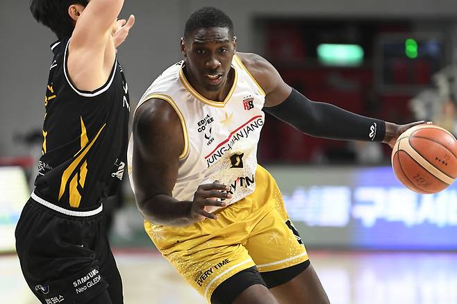 정관장 조니 오브라이언트가 22일 안양정관장아레나에서 열린 2025~2026 LG전자 프로농구 삼성과경기에서 드리블 돌파하고 있다. 사진 | KBL