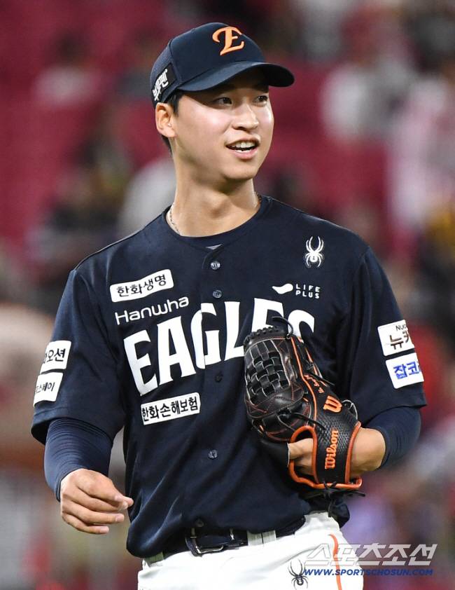 17일 광주 기아챔피언스필드에서 열린 한화-KIA전. 7회 등판해 무실점으로 이닝을 마친 한화 엄상백이 기뻐하고 있다. 광주=정재근 기자 cjg@sportschosun.com/2025.9.17/