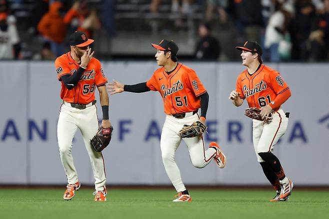 SAN FRANCISCO, CALIFORNIA - SEPTEMBER 26: Grant McCray #58, Jung Hoo Lee #51 and Drew Gilbert #61 of the San Francisco Giants celebrate after a win against the Colorado Rockies at Oracle Park on September 26, 2025 in San Francisco, California. Lachlan Cunningham/Getty Images/AFP (Photo by Lachlan Cunningham / GETTY IMAGES NORTH AMERICA / Getty Images via AFP)
<저작권자(c) 연합뉴스, 무단 전재-재배포, AI 학습 및 활용 금지>