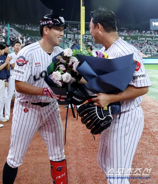 700경기 출전 축하 꽃다발을 받는 롯데 전준우. 스포츠조선DB