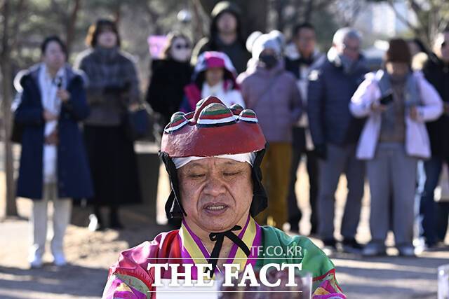 연중 밤이 가장 길고 낮이 가장 짧은 '동지'인 22일 오전 서울 종로구 국립민속박물관 오촌댁에서 동지고사가 진행되고 있다. /송호영 기자