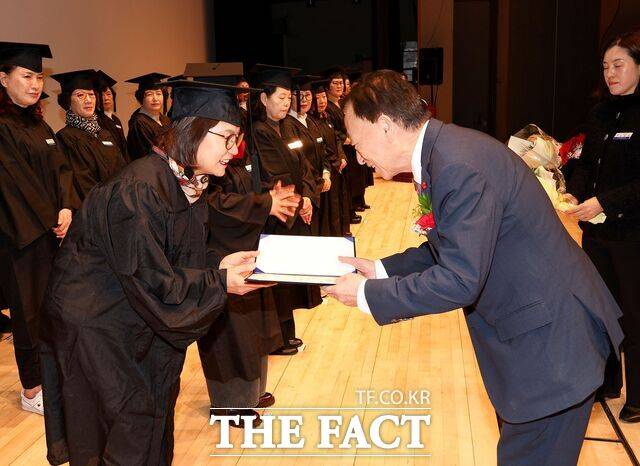 설동호 대전시교육감이 '대전늘푸른학교 중학교 학력 인정 과정 졸업식'에서 졸업생들에게 학력 인증서를 수여하고 있다. /대전시교육청