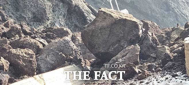 4000톤 정도의 대형 돌덩이가 떨어져 있다. /독자 제공