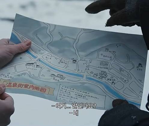 영화 '여행과 나날'에서 호텔 직원(왼쪽 손)이 숙소를 찾지 못해 난감한 주인공(오른쪽 손, 심은경)에게 지도 윗쪽 산 속 여관에 방이 있을지도 모른다고 알려주자 주인공이 "여기 말인가요?"라며 손가락으로 가리키고 있습니다. 저는 순간 웃었는데, 웃으면서도 의미심장한 장면이라고 느꼈어요./엣나인필름