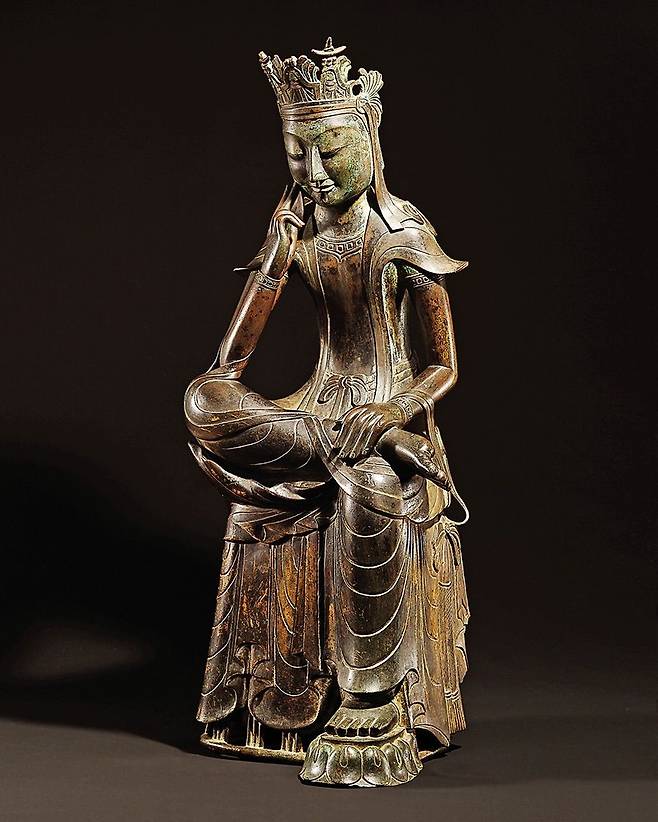 반가사유상에서 영감을 받은 가운. 인스타그램 @leje.official