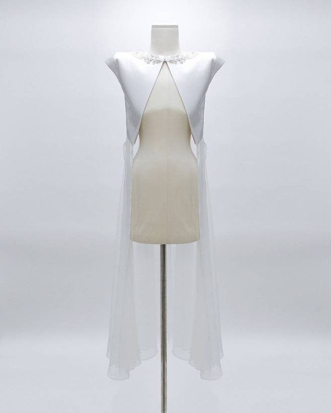 반가사유상에서 영감을 받은 가운. 인스타그램 @leje.official