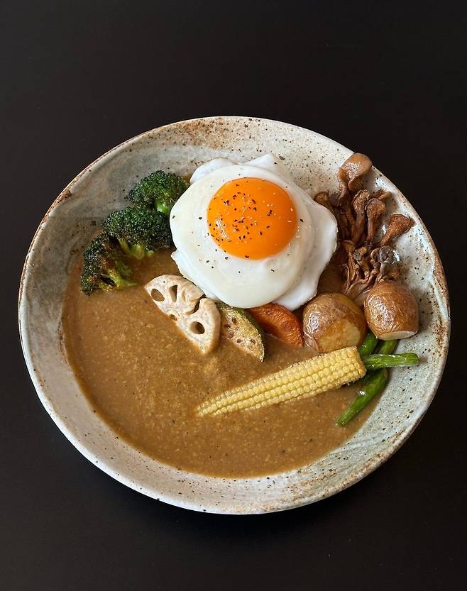 조용한 분위기 속에서 일본 가정식 스타일의 한 끼를 즐길 수 있는 아이오밀. 사진 네이버지도 아이오밀 업체 등록 사진