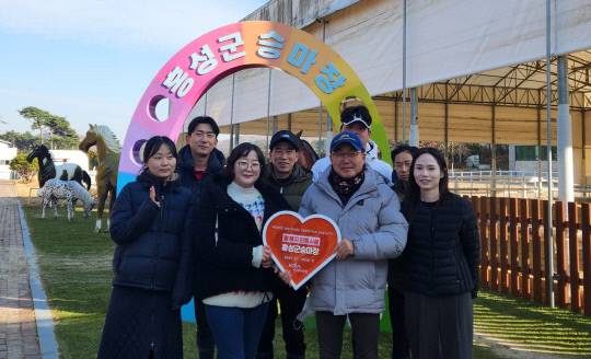 홍성군 승마장 관계자들이 말복지 인증시설 인증패를 들고 기념촬영을 하고 있다. 홍성군 제공.