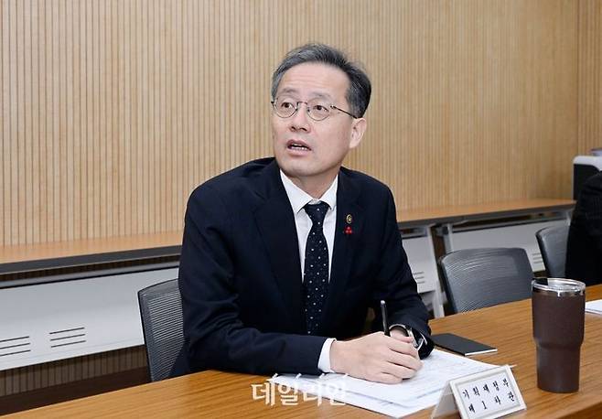 이형일 기획재정부 차관이 11일 세종시 정부세종청사에서 화상으로 열린 거시경제금융회의에서 발언하고 있다.ⓒ뉴시스