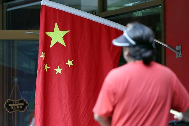 중국 ‘전승절’(항일전쟁 및 반파시스트 전쟁 승리) 80주년 행사를 하루 앞둔 2일 중국 베이징의 한 상점 출입구에 오성홍기가 걸려 있다.  2025.9.2/뉴스1