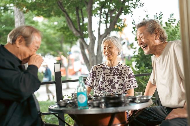 세 노인은 고기를 무전취식한다. 그들이 웃을수록 삶은 쓸쓸하다. 영화 ‘사람과 고기’. 트리플픽쳐스 제공