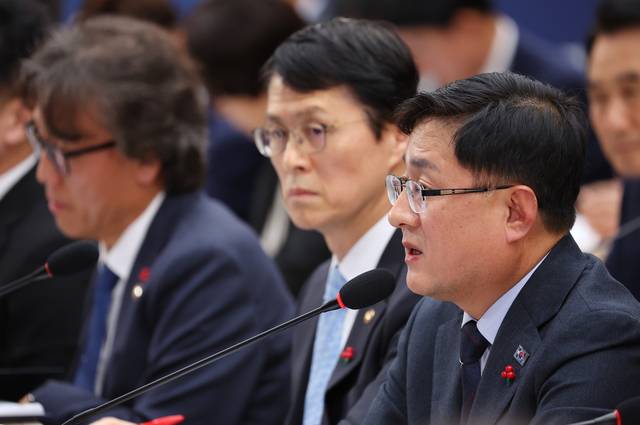 김성환 기후에너지환경부 장관이 17일 정부세종컨벤션센터에서 이재명 대통령의 질문에 답하고 있다. [연합뉴스]