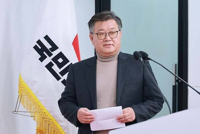 이호선 국민의힘 당무감사위원장이 지난 16일 서울 여의도 국민의힘 중앙당사에서 김종혁 전 최고위원에 대한 당원권 정지 2년 권고 결정을 발표하기 위해 단상으로 향하고 있다. 연합뉴스
