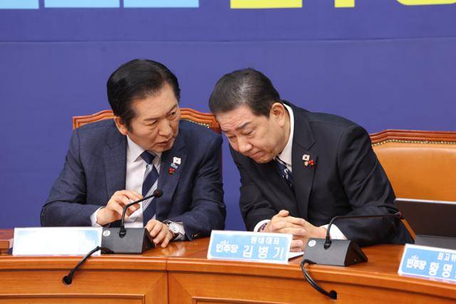더불어민주당 정청래 대표(왼쪽)와 김병기 원내대표가 22일 서울 여의도 국회에서 열린 최고위원회의 도중 대화하고 있다. 연합뉴스