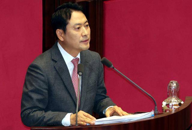 장동혁 국민의힘 대표가 22일 국회에서 열린 제430회 국회(임시회) 제2차 본회의에서 '내란전담재판부설치 관련 법안'에 대한 필리버스터(무제한토론)을 하고 있다. 뉴시스