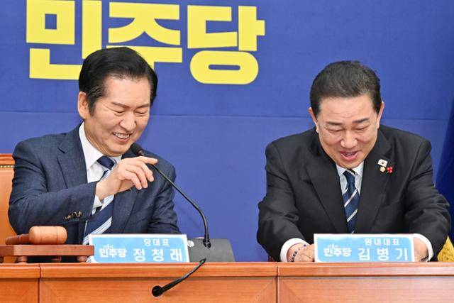 정청래(왼쪽) 더불어민주당 대표와 김병기 원내대표가 22일 국회에서 열린 최고위원회의에 참석해 밝게 웃고 있다. 민경석 기자