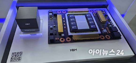 삼성전자가 지난 10월 22일 서울 강남구 코엑스에서 개막한 반도체대전에 전시한 HBM4와 HBM3E. [사진=박지은 기자]