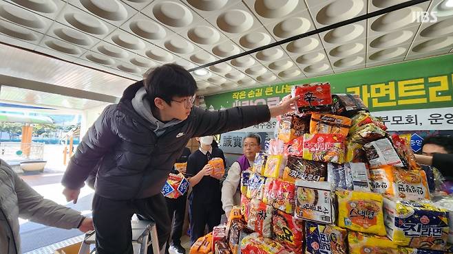 오늘(22일) 제주 중앙중학교 학생들이 '라면 크리스마스트리'를 만드는 모습.