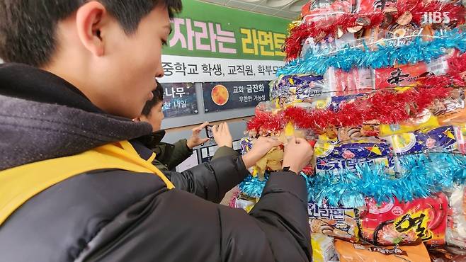 오늘(22일) 제주 중앙중학교 학생들이 '라면 크리스마스트리'를 만드는 모습.