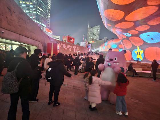 지난 19일 서울라이트 행사, 해치 사진 촬영 등으로 분위기가 달아오른 DDP 광장. 최민지 기자