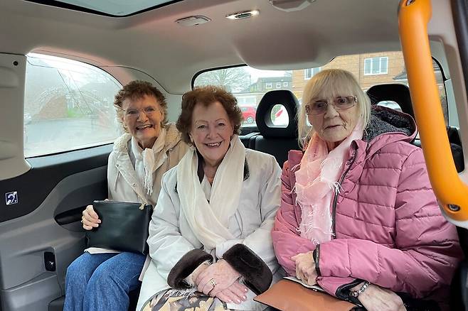 영국 정부가 고립 노인에게 이동 수단을 제공하는 '해피 캡(Happy Cab)' 서비스. 영국 정부가 발간한 외로움 대책 연례 보고서(2023년)에 담긴 사진. 사진 영국 정부