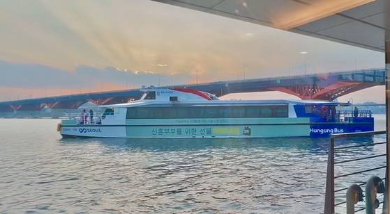 한강버스가 15일 서울 마포구 망원동 선착장으로 들어오고 있다. 문희철 기자