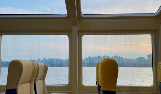 15일 탑승한 한강버스 실내에서 파노라마 통창으로 바라본 한강변 풍경. 문희철 기자