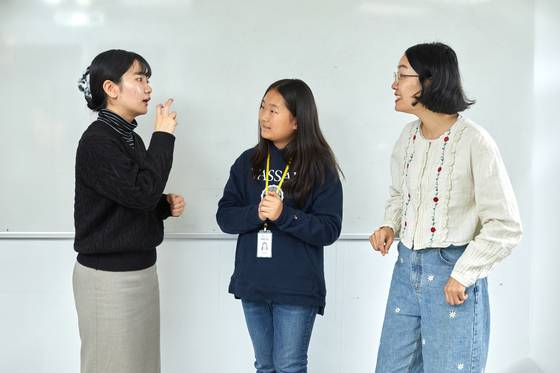 이서윤(가운데) 학생기자에게 간단한 수어를 알려주는 서울수어전문교육원 임민영(왼쪽) 통역사와 장민영 과장.