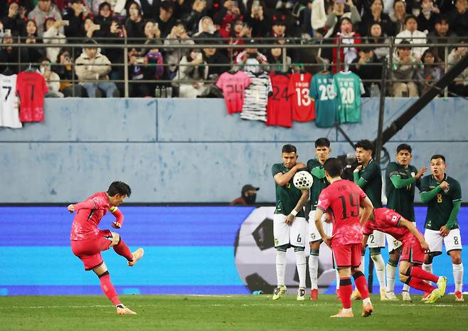 축구대표팀 손흥민(왼쪽)이 지난 11월 대전에서 열린 볼리비아와 평가전에서 프리킥 골을 넣고 있다. 뉴스1