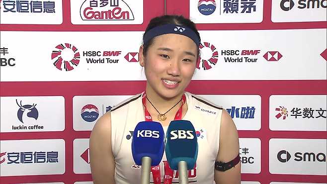 단일 시즌 최다승 타이 기록을 작성한 안세영이 KBS 취재진과 믹스트존 인터뷰를 진행했습니다. (촬영기자: 정형철)