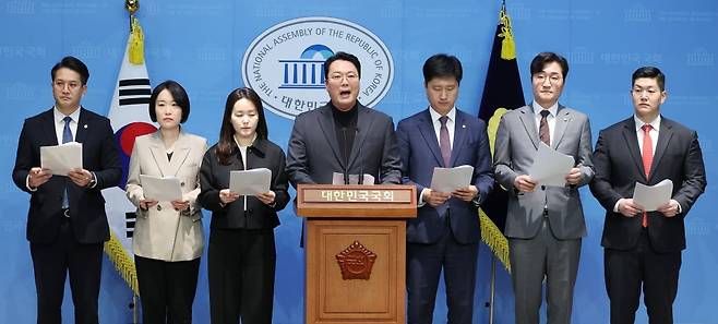지난 3월 2일 국민연금 개혁안에 반대하는 30·40세대 여야 의원들이 23일 국회 소통관에서 '더 나은 연금개혁을 요구하는 국회의원'이라는 이름 아래 모여 긴급 기자회견을 열고 있다. 왼쪽부터 더불어민주당 전용기, 이소영 의원, 개혁신당 이주영, 천하람 의원, 더불어민주당 장철민, 국민의힘 우재준, 김재섭 의원. /사진=연합뉴스