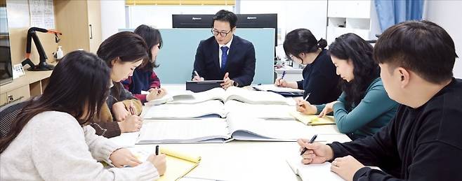 기후에너지환경부 화학물질안전원 사고예방심사2과 직원들이 사전위험성 평가를 위해 한 공장의 도면을 검토하고 있다. /화학물질안전원 제공