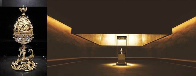 국립부여박물관이 국보 ‘백제금동대향로’(왼쪽) 한 점을 위해 지은 전용 전시관 백제대향로관이 23일 문을 연다. 지상 3층 규모인 이 건물에는 백제금동대향로를 사방에서 감상할 수 있는 전시실(오른쪽), 백제를 주제로 한 향과 음악을 체험할 수 있는 체험관 등이 마련됐다. /연합뉴스