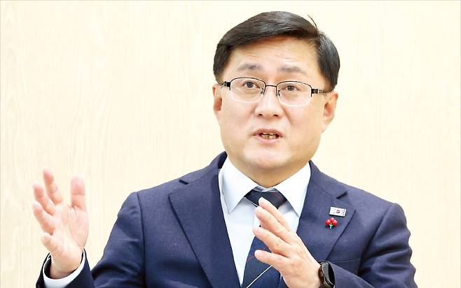 김성환 기후에너지환경부 장관이 22일 한국경제신문 본사에서 ‘대한민국 녹색 전환’(K-GX) 등 기후부 현안에 관한 질의에 답하고 있다. 최혁 기자