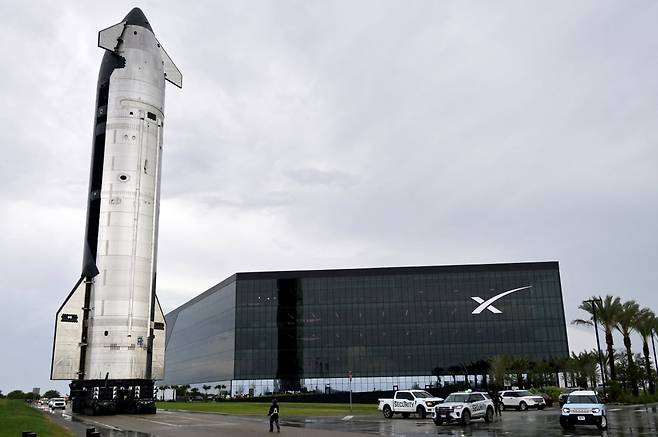 2025년 8월미국 텍사스주 스타베이스에 위치한 스페이스X 단지에서 10번째 시험 비행을 앞둔 스타십 우주선이 스타베이스 제조 시설을 지나 발사대로 이동하고 있다. 사진=연합뉴스