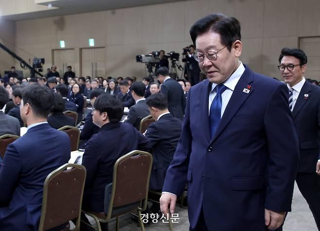 이재명 대통령이 지난 17일 정부세종컨벤션센터에서 열린 기후에너지환경부·원자력안전위원회 업무보고에 입장하고 있다. 대통령실사진기자단