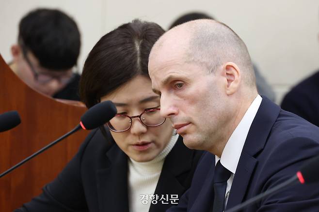 지난 17일 국회 과학기술정보방송통신위원회에서 열린 쿠팡 개인정보 유출 관련 청문회에서 해롤드 로저스 쿠팡 대표이사가 의원 질의를 듣고 있다. 한수빈 기자