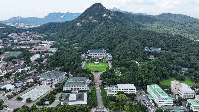 The Blue House is seen in front of Mount Bugak in Jongno District, central Seoul, on July 30. [NEWS1]
